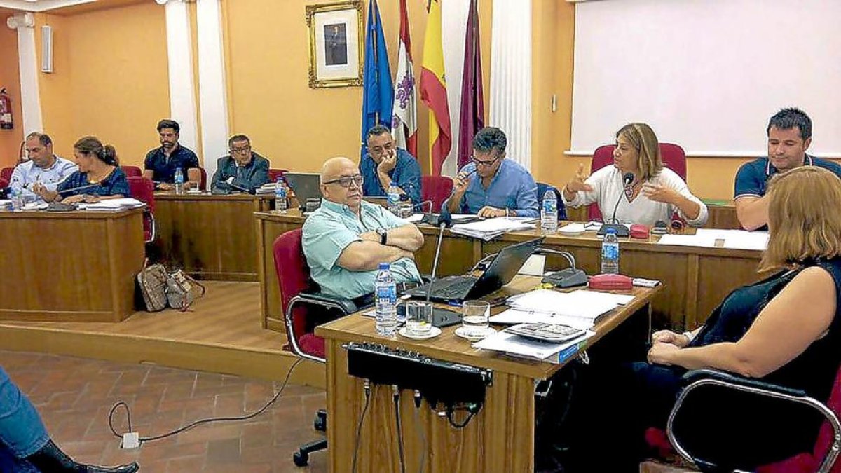 La alcaldesa se dirige al resto de los miembros de la Corporación ayer, durante el Pleno de Presupuestos.-EL MUNDO