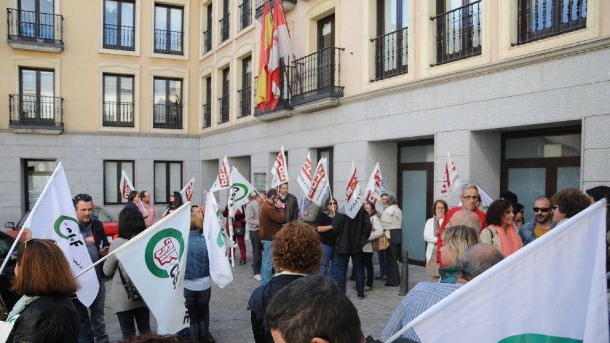 Concentración de trabajadores en la Delegación Territorial de la Junta en Segovia-Ical