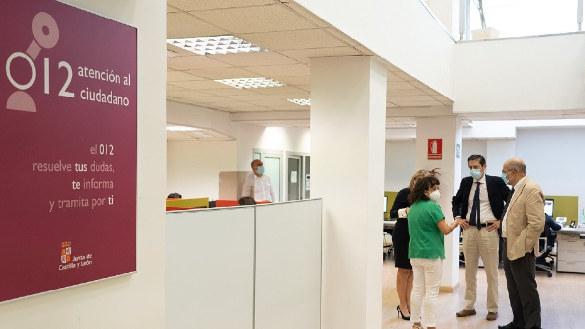 El vicepresidente, portavoz y consejero de Transparencia, Ordenación del Territorio y Acción Exterior, Francisco Igea, visita la sede de Atención al Ciudadano 012. - ICAL