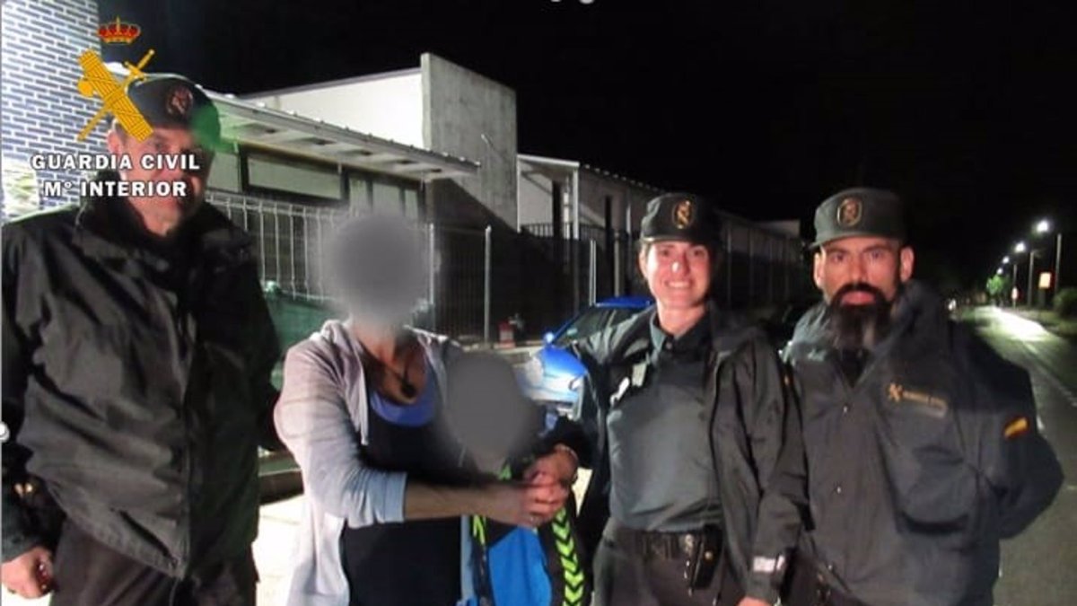 Los agentes, junto a la madre y su hijo. - E. PRESS