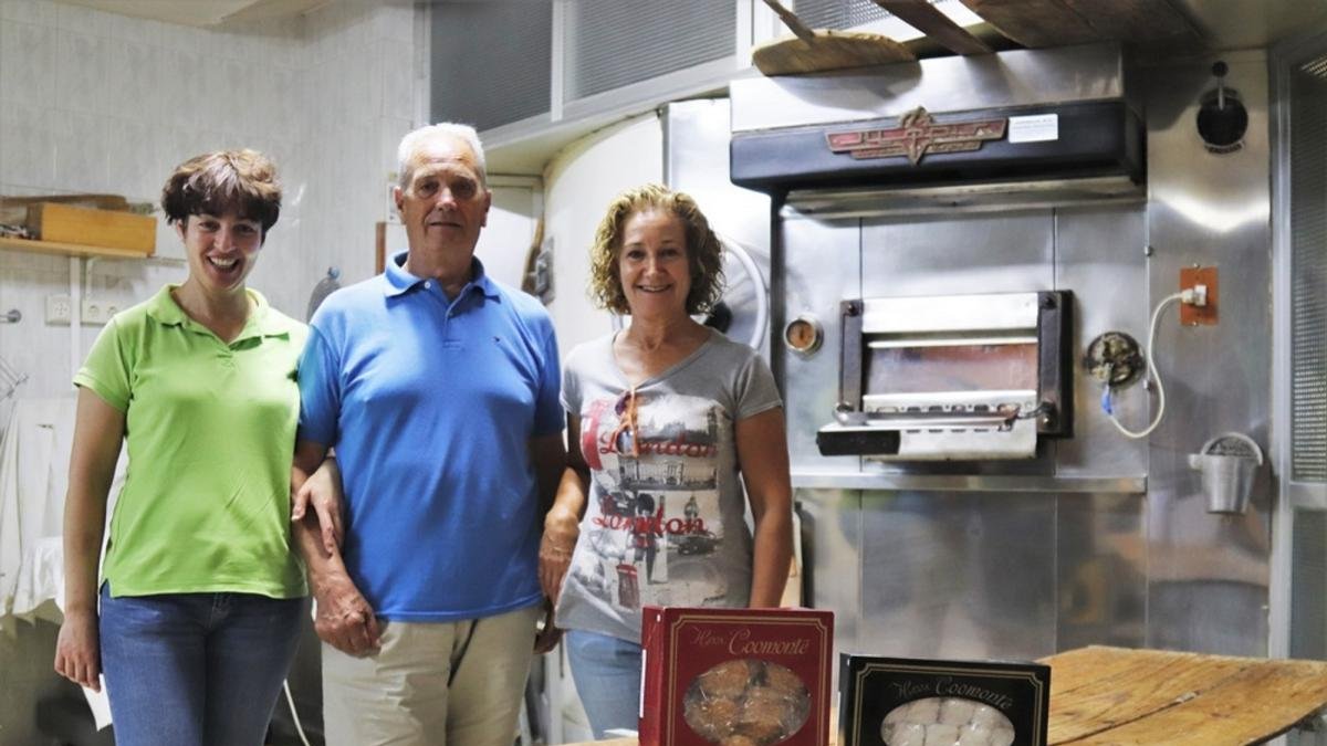 En la imagen, Emma Rivera (d), Luis Coomonte (c) y Mercedes Coomonte (i) en el horno en el que elaboran sus dulces.-J.L. CABRERO