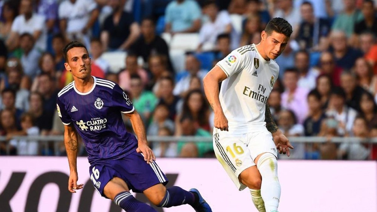 San Emeterio observa a James dar un pase con el interior, durante el Real Madrid-Real Valladolid.-GABRIEL BOUYS / AFP