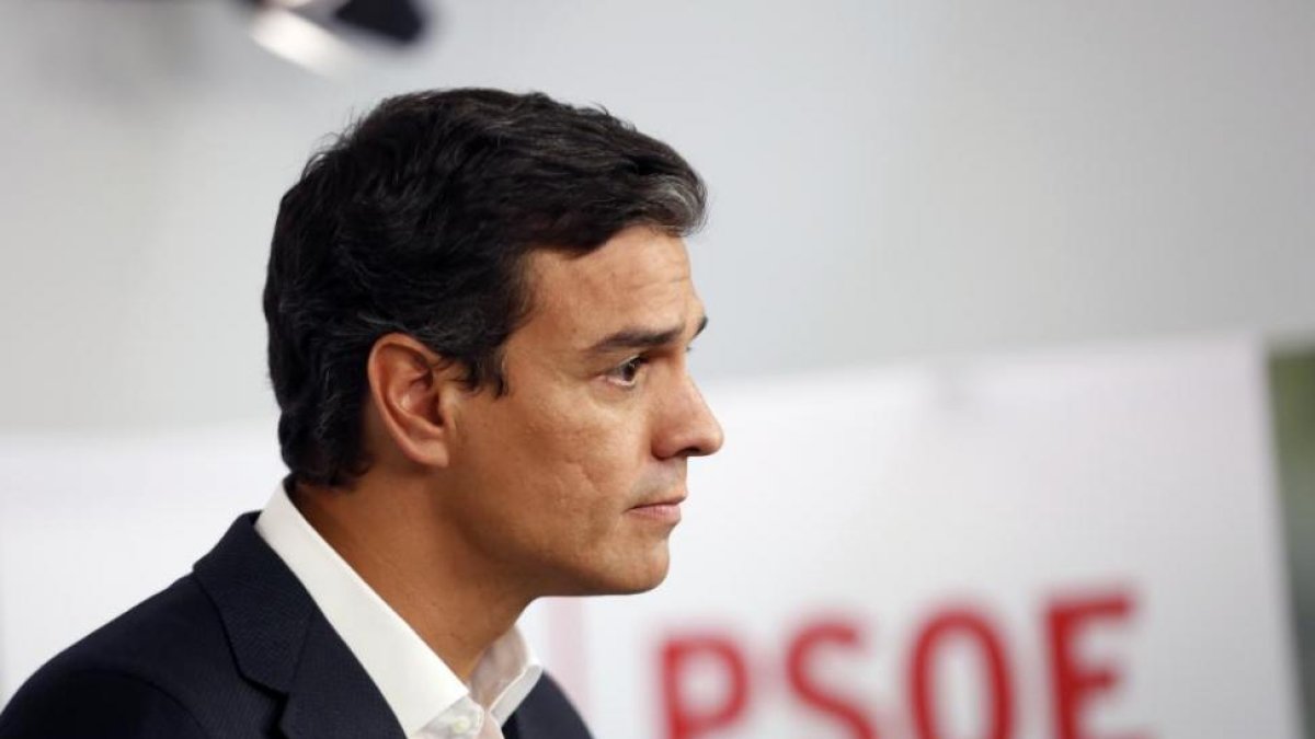 El Secretario General del PSOE Pedro Sanchez, da una rueda de prensa tras la reunión de la comisión permanente del PSOE.-Javi Martinez