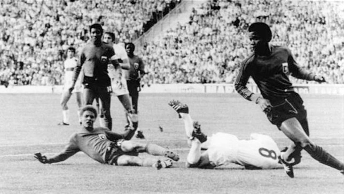 Acción defensiva de Ernst Jean-Joseph (en el suelo) durante el Haití-Italia del Mundial 74.-EL PERIÓDICO