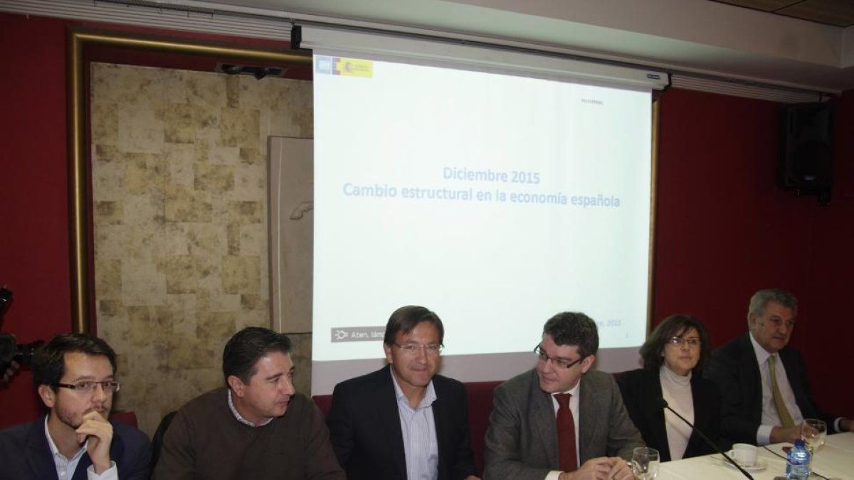 El director de la Oficina Económica de La Moncloa, Álvaro Nadal, Marimar Angulo, presidenta del PP Soria; Jesús Posada, candidato al Congreso; y Adelina Gil, candidata al Congreso, participan en un acto con empresarios sorianos junto a los candidatos del -Ical