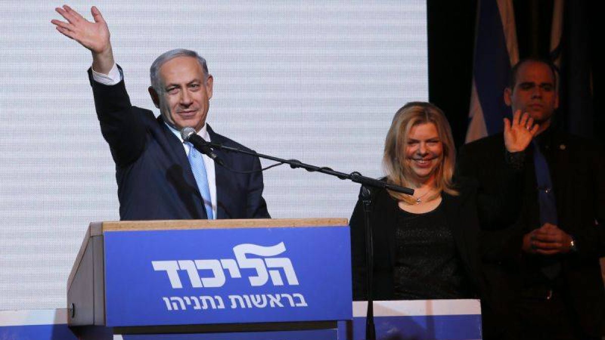 El primer ministro israelí, Benjamin Netanyahu, saluda a sus seguidores mientras pronuncia un discurso en Tel Aviv.-Foto: EFE