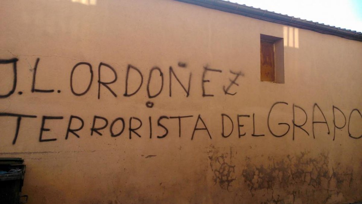Pintada, en la que se puede leer 'J. L. Ordóñez, terrorista del Grapo', en la fachada de la vivienda del presidente de la plataforma 'No más mierda', José Luis Ordóñez-ICAL