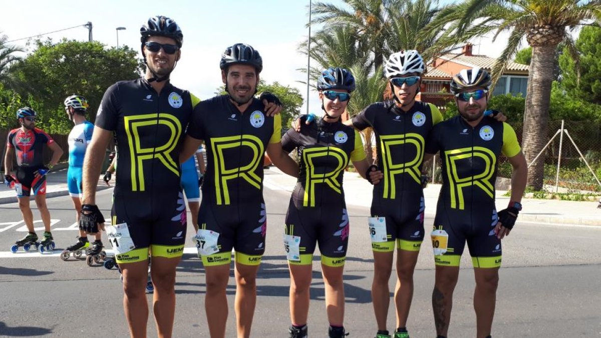 Los representantes del equipo de los Rolling Lemons que participaron en el maratón y la ultra roller posan con sus equipaciones antes de la Ultra Roller.-EL MUNDO
