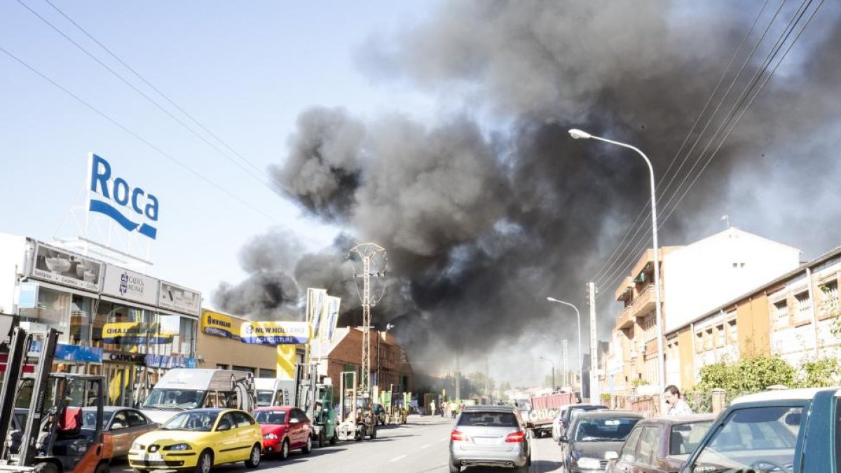 Incendio en una nave industrial en el polígono de ‘El Cerro’ en la ciudad de Segovia-Diego de Miguel / ICAL