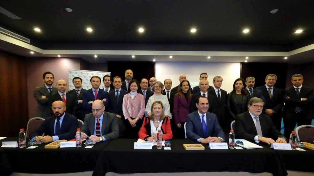 La consejera de Economía y Hacienda, Pilar del Olmo, clausura el acto de firma del acuerdo anual entre Iberaval y las entidades financieras con presencia en Castilla y León junto al presidente de la sociedad de garantía, José Rolando Álvarez-ICAL