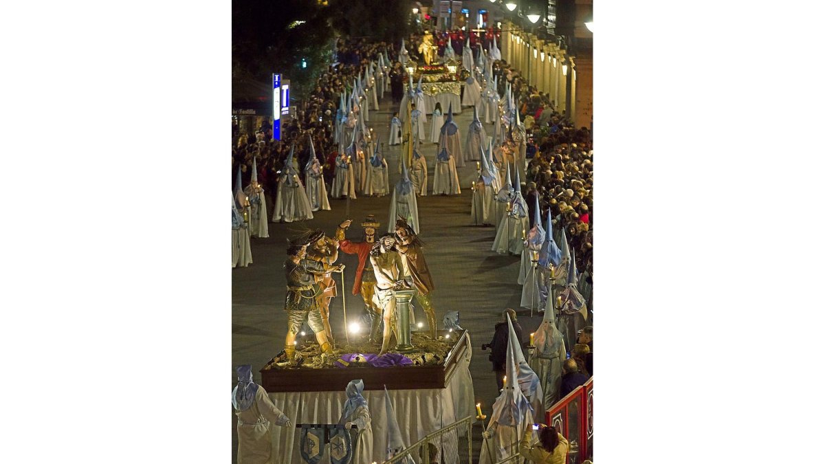 Valladolid revivió uno de los momentos cumbre de su Semana Santa con la Procesión General de la Sagrada Pasión del Redentor.-P. REQUEJO