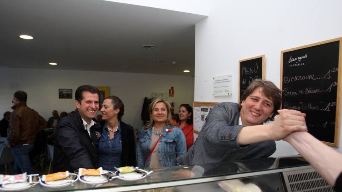 El candidato a la Alcaldía, Carlos Martínez y el candidato del PSOE a la Presidencia de la Junta, Luis Tudanca, junto a la cabeza de lista del PSOE a las Cortes autonómicas por Soria, Esther Pérez, en la cafetería del Centro de Dia Gaya Nuño de Soria-Ical