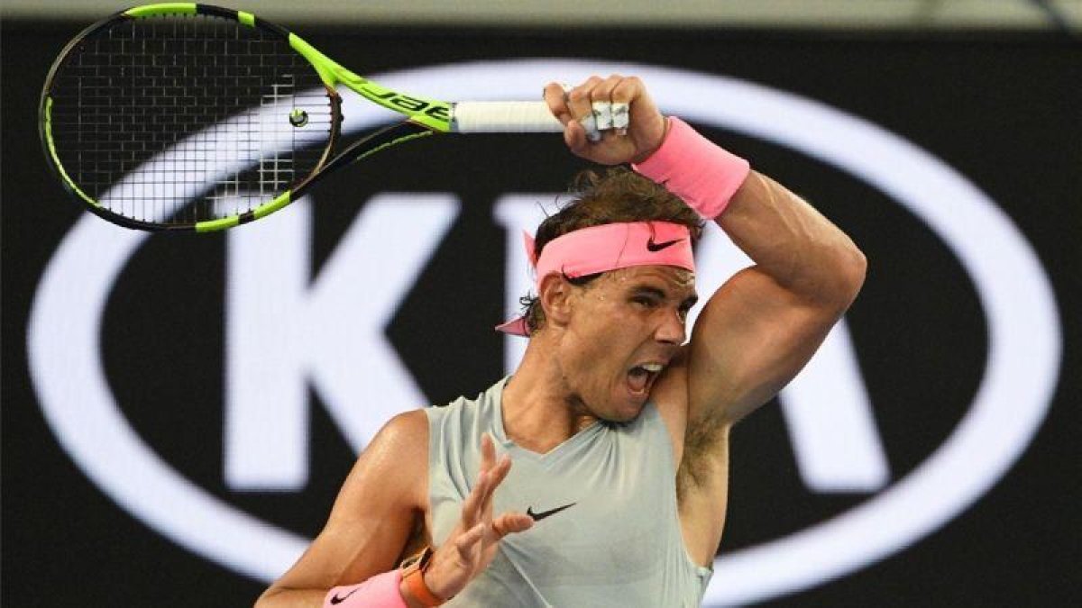 Nadal golpea la bola en su partido contra Dzumhur.-AFP / SAEED KHAN