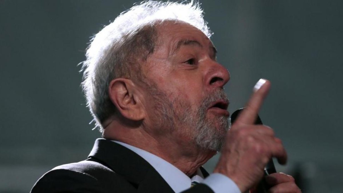 Lula habla a sus seguidores tras declarar ante el juez, en Curitiba, el 10 de mayo.-REUTERS / PAULO WHITAKER