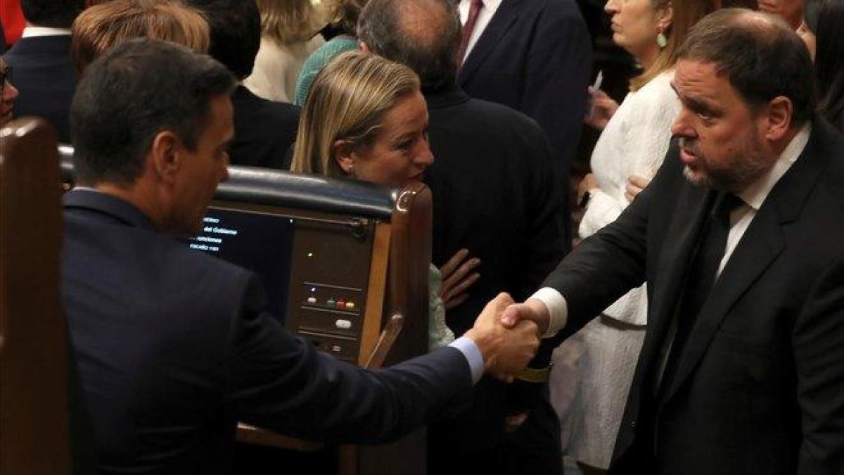 Pedro Sánchez y Oriol Junqueras se saludan en el Congreso. el pasado 21 de mayo .-EFE / J. J. GUILLÉN