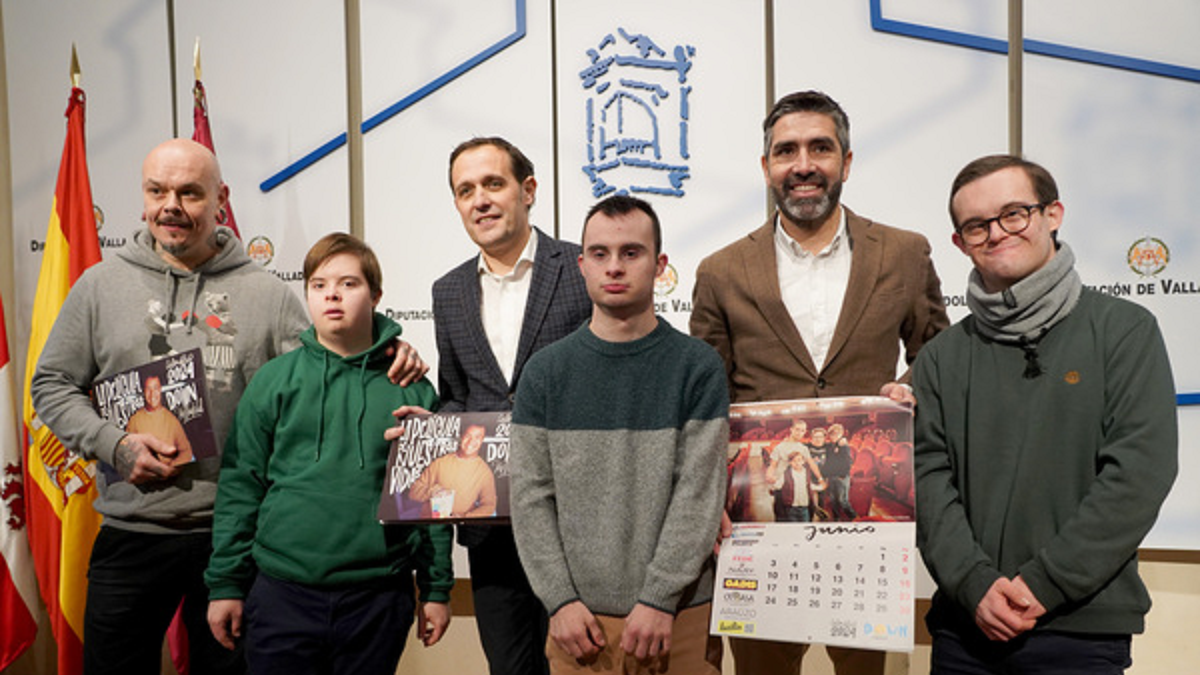 El presidente de la Diputación de Valladolid, Conrado Íscar, junto al presidente de la Asociación Síndrome de Down, Manuel Velázquez, presentan el calendario solidario 2024 bajo el lema 'La película de nuestras vidas'. Les acompañan el fotógrafo Danimantis y los protagonistas de las imágenes del calendario- Leticia Pérez/ Ical