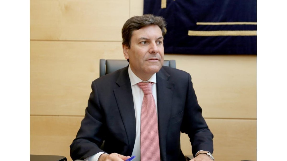 El consejero de Empleo, Carlos Fernández Carriedo, comparece ante la Comisión de Hacienda de las Cortes para informar del proyecto de presupuestos para su departamento-Leticia Pérez / ICAL