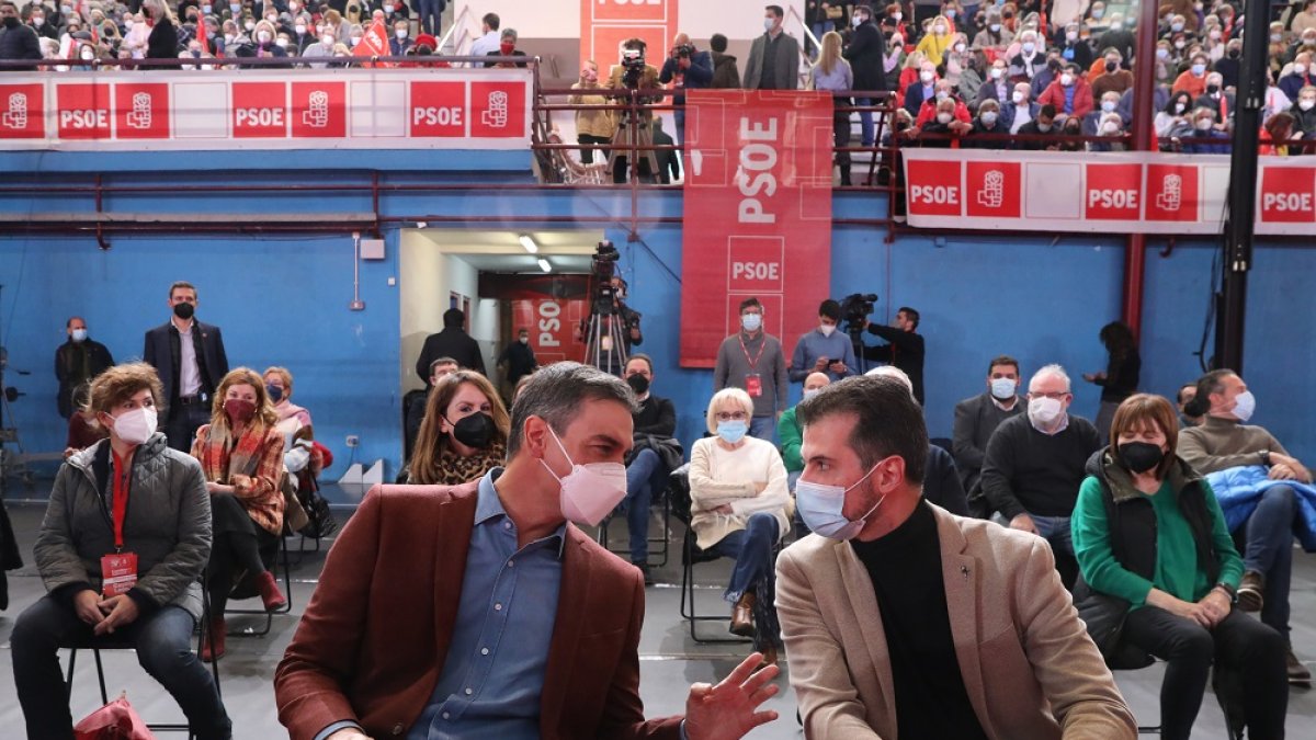 El secretario general del PSOE y presidente del Gobierno, Pedro Sánchez, y el candidato socialista a la Presidencia de la Junta, Luis Tudanca.- ICAL