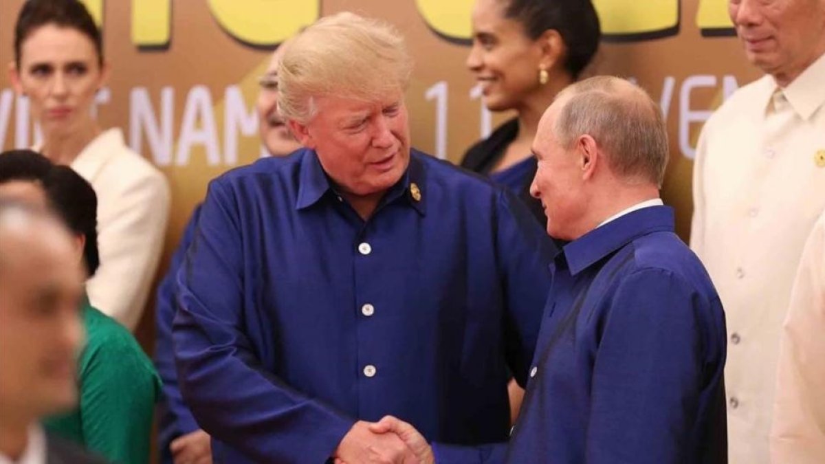 Trump y Putin se saludan en la cumbre Asia-Pacífico celebrada en Vietnam.-/ AFP