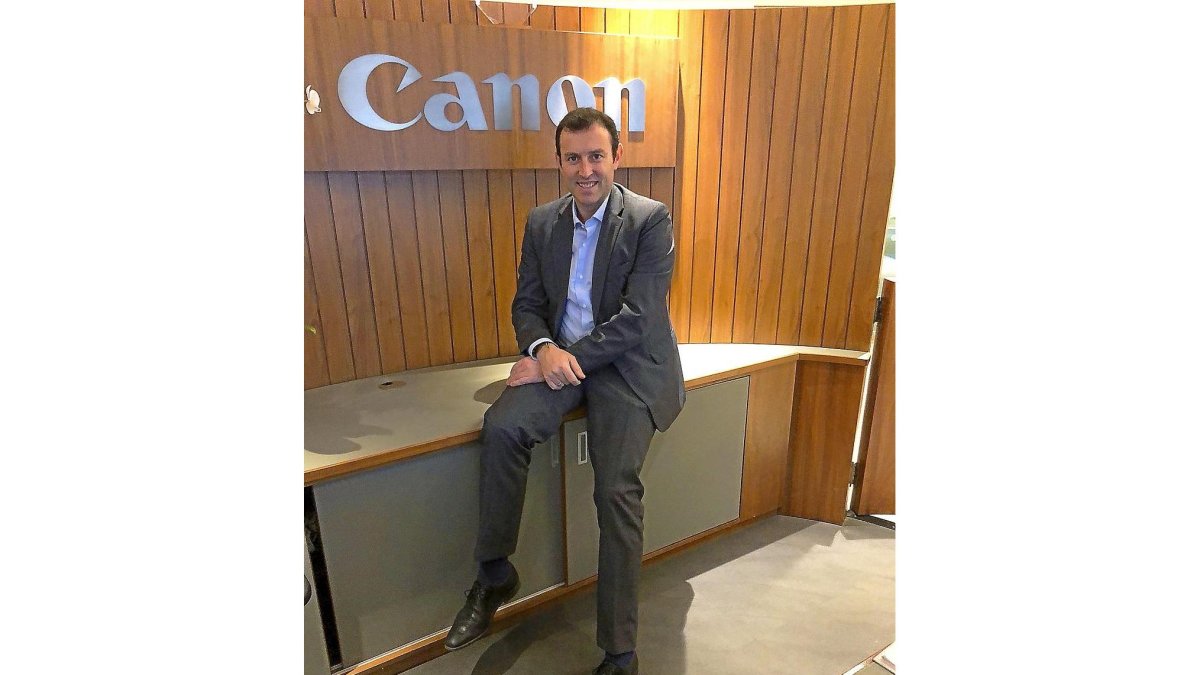 El palentino César López en la sede de Canon en Londres.-EL MUNDO