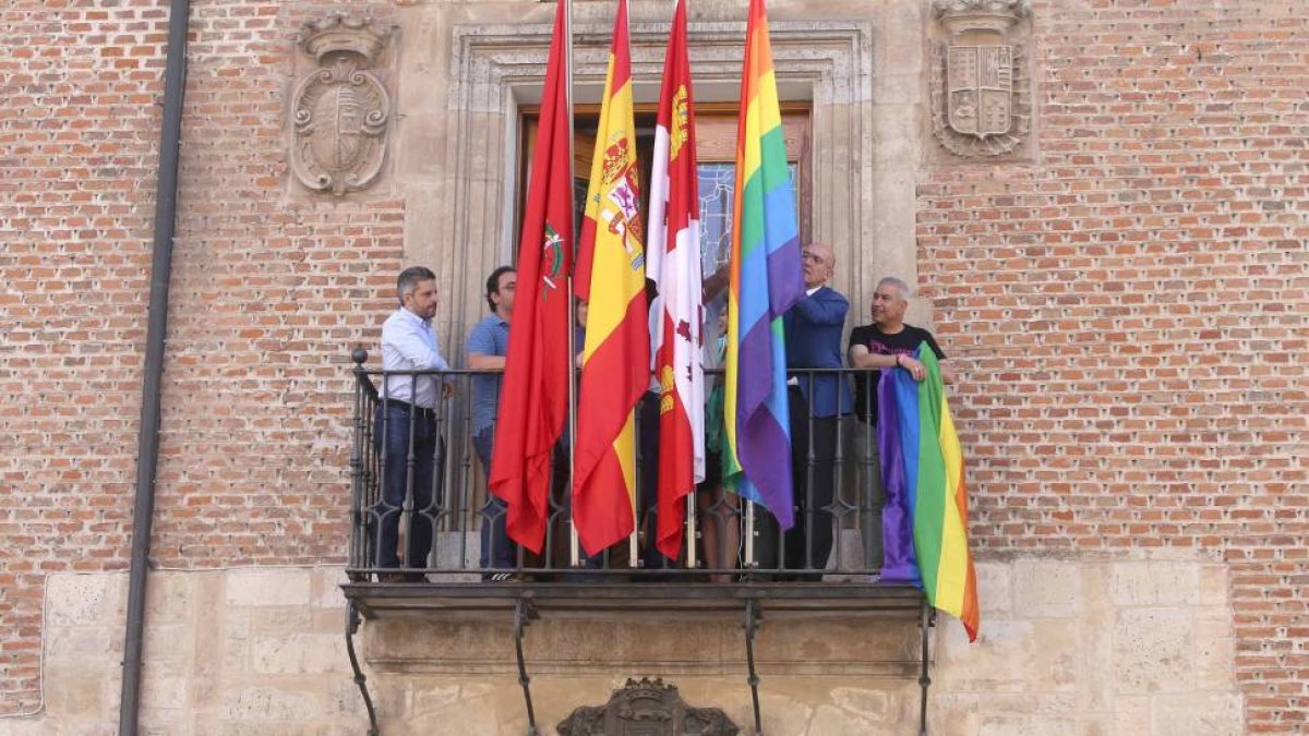 El presidente de la Diputación de Valladolid, Jesús Julio Carnero, coloca la bandera Arco Iris en el balcón de la institución con motivo de la celebración del Orgullo Gay.-ICAL