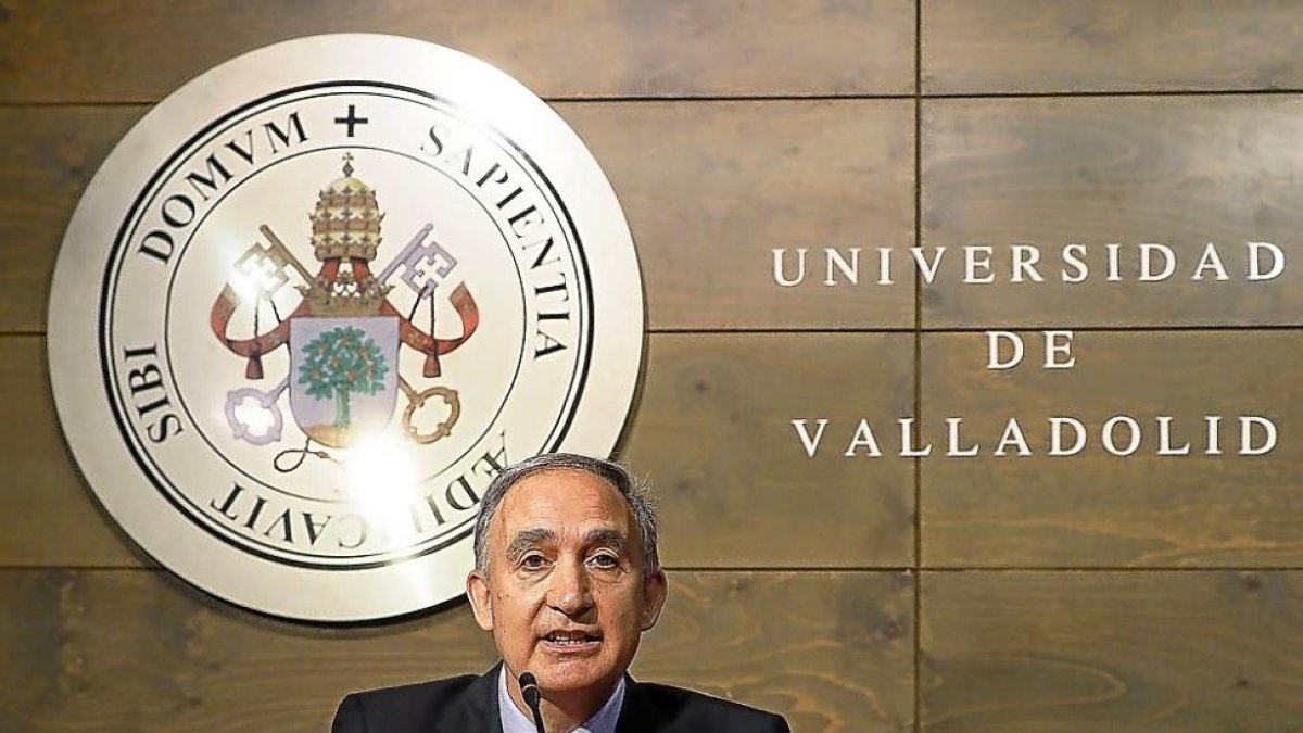 Antonio Largo Cabrerizo tras conocer los resultados que le eligieron rector de la Universidad de Valladolid.-ICAL
