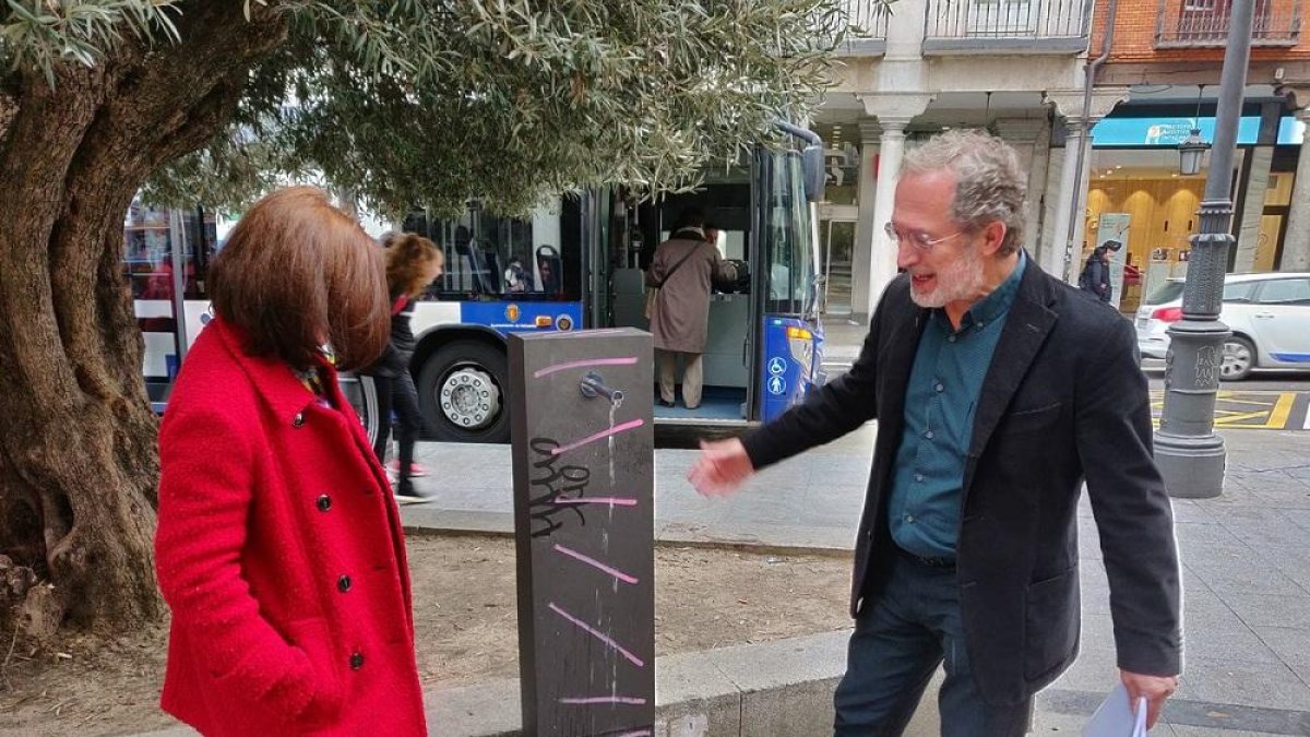 Manuel Saravia y María Sánchez muestran la fuente de Fuente Dorada.-AYUNTAMIENTO DE VALLADOLID