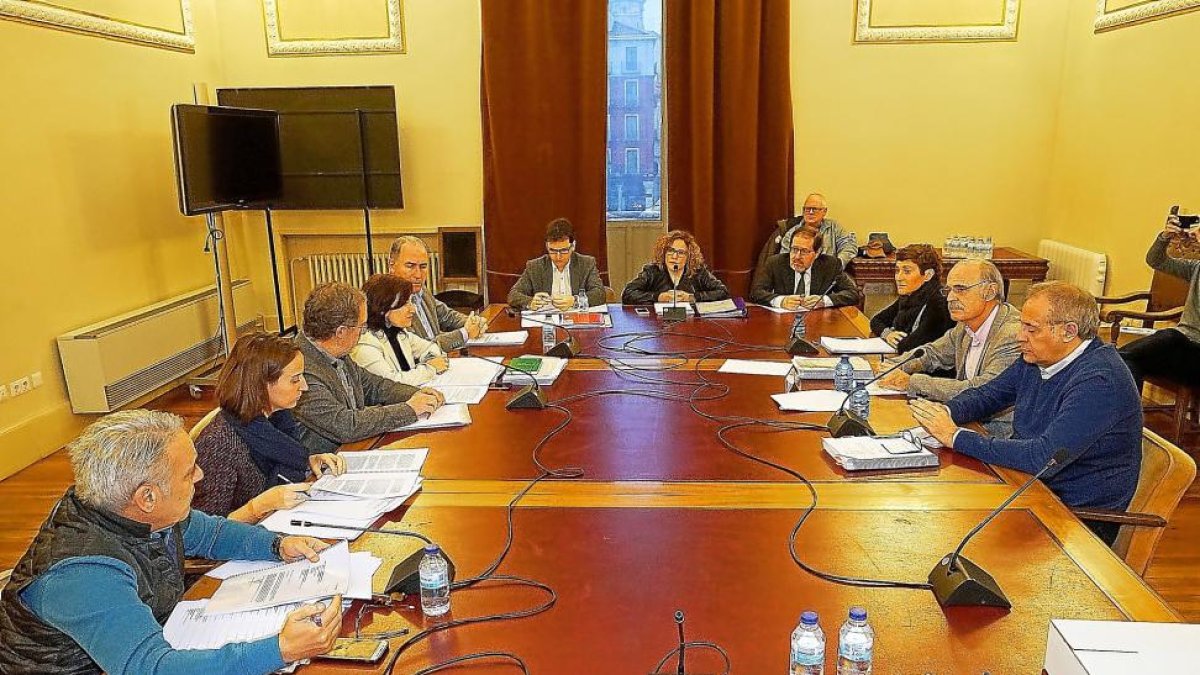 Reunión celebrada ayer de la Comisión de Investigación sobre la gestión de la sociedad de Alta Velocidad.-E. M.