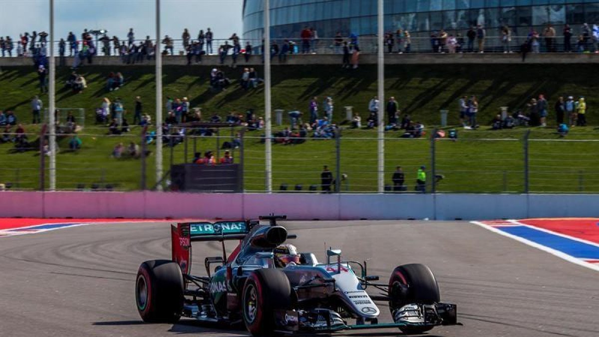 El piloto británico de Fórmula Uno, Lewis Hamilton de Mercedes AMG durante la segunda sesión de entrenamientos libres en el circuito autódromo de Sochi-EFE/Srdjan Suki