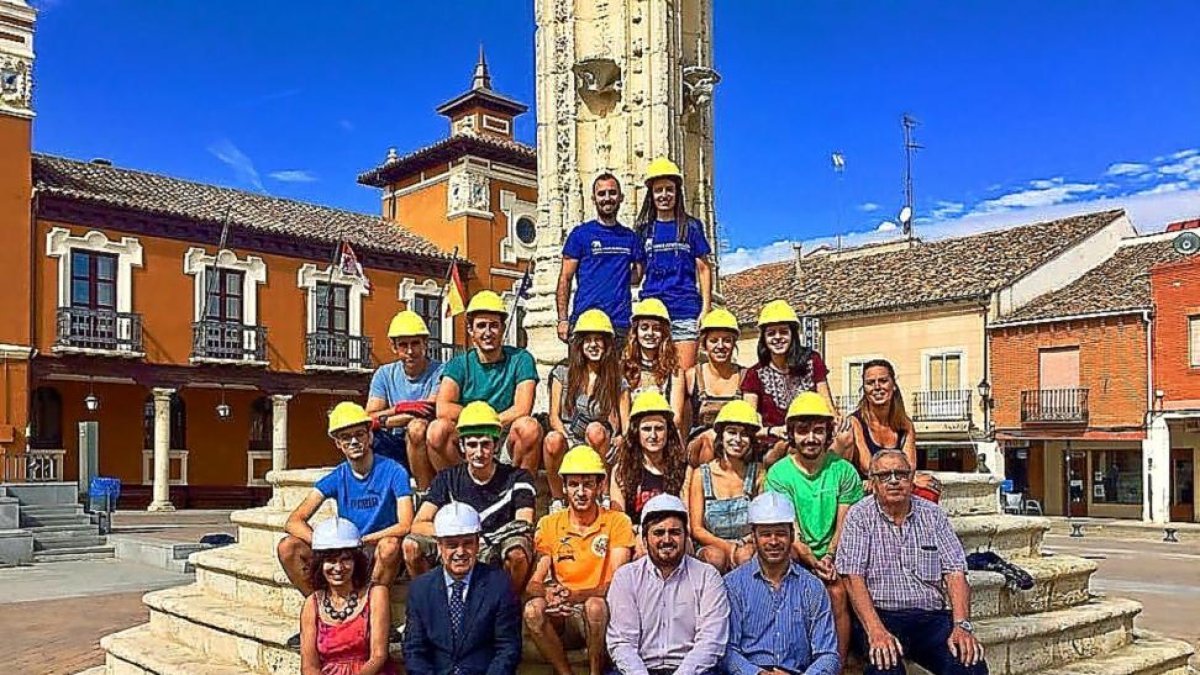 Los voluntarios junto con Pablo Trillo y el alcalde, José Ángel Alonso.-E.M.