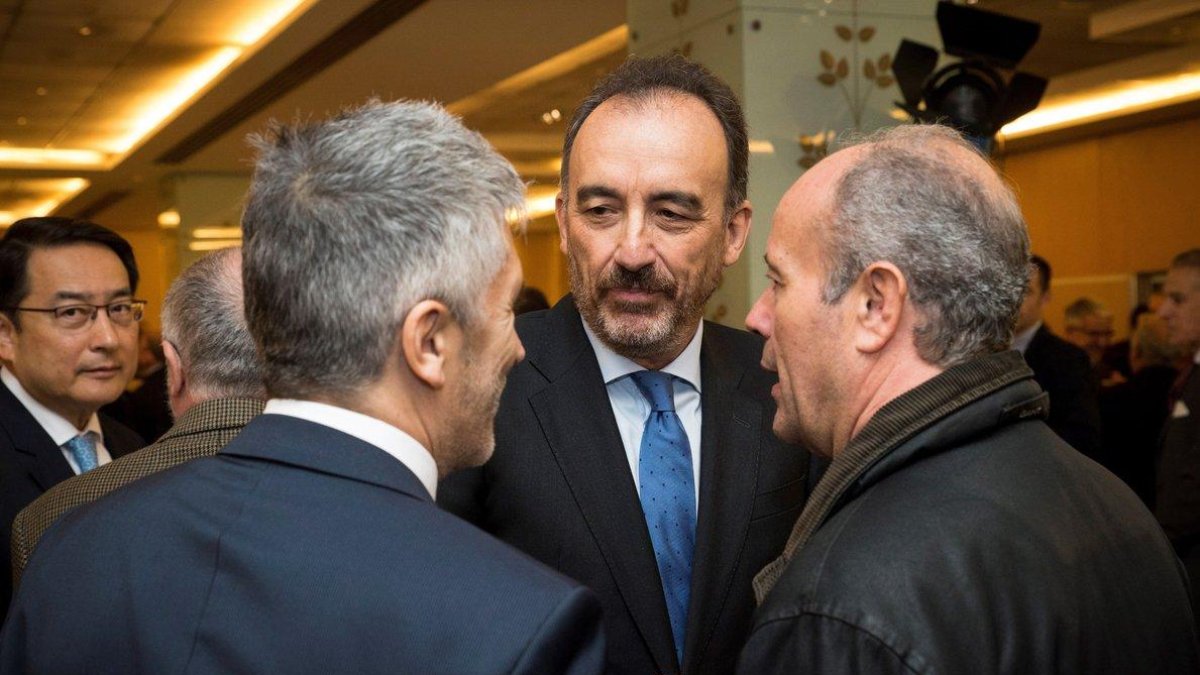 El juez Manuel Marchena conversa con el ministro Marlaska (de espaldas, a la izquierda).-EFE