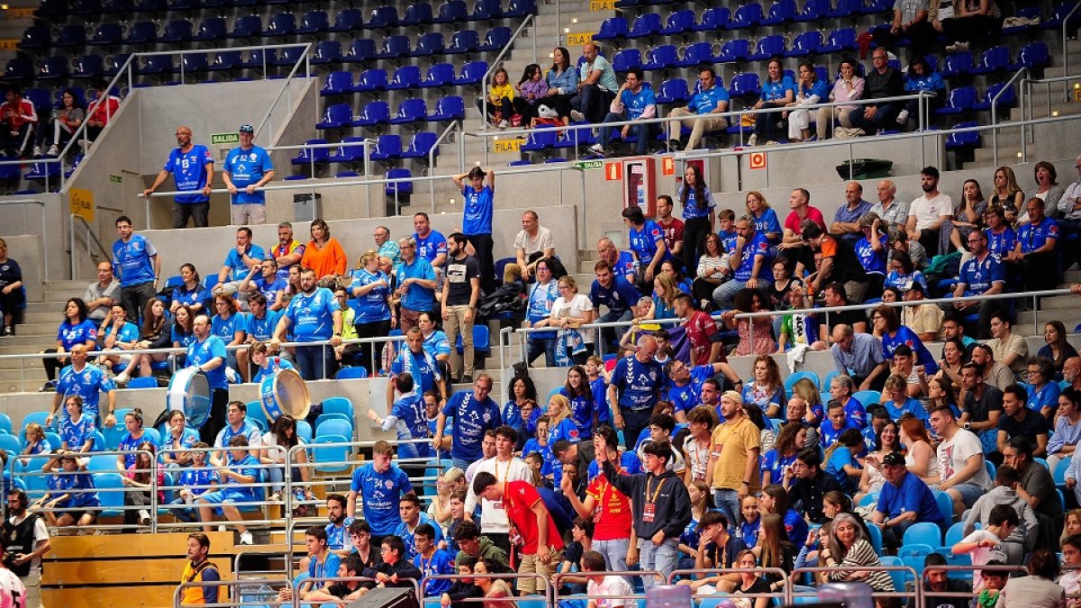 Numerosos aficionados del Recoletas Atlético Valladolid se desplazaron a Santander a animar a su equipo en la Copa. / EL MUNDO