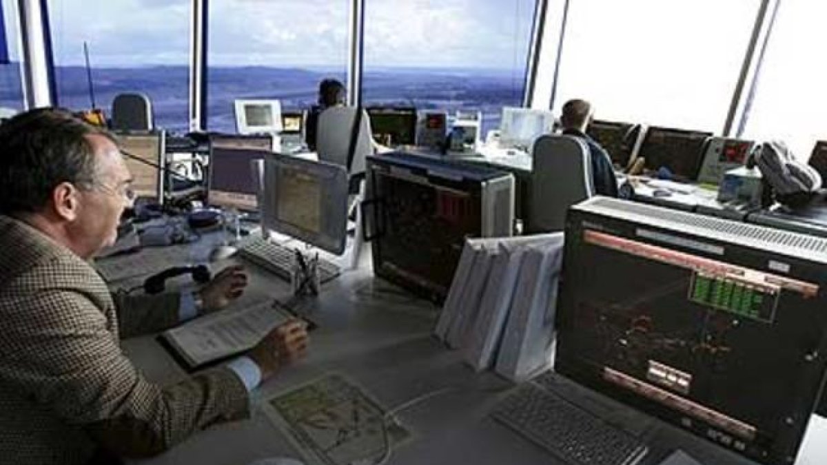 Controladores aéreos trabajando en el Aeropuerto Adolfo Suárez Madrid-Barajas-JUAN M. ESPINOSA (EFE)