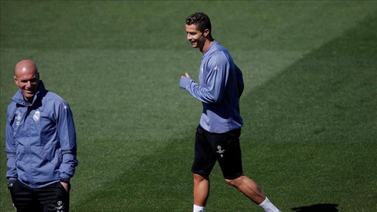 Zidane y Cristiano Ronaldo, durante el entrenamiento de este lunes en Valdebebeas.-REUTERS / SUSANA VERA