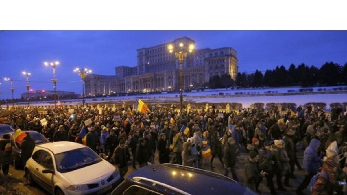 Miles de personas han salido a las calles para protestar contra el decreto que despenaliza la corrupción.-EFE / ROBERT GHEMENT