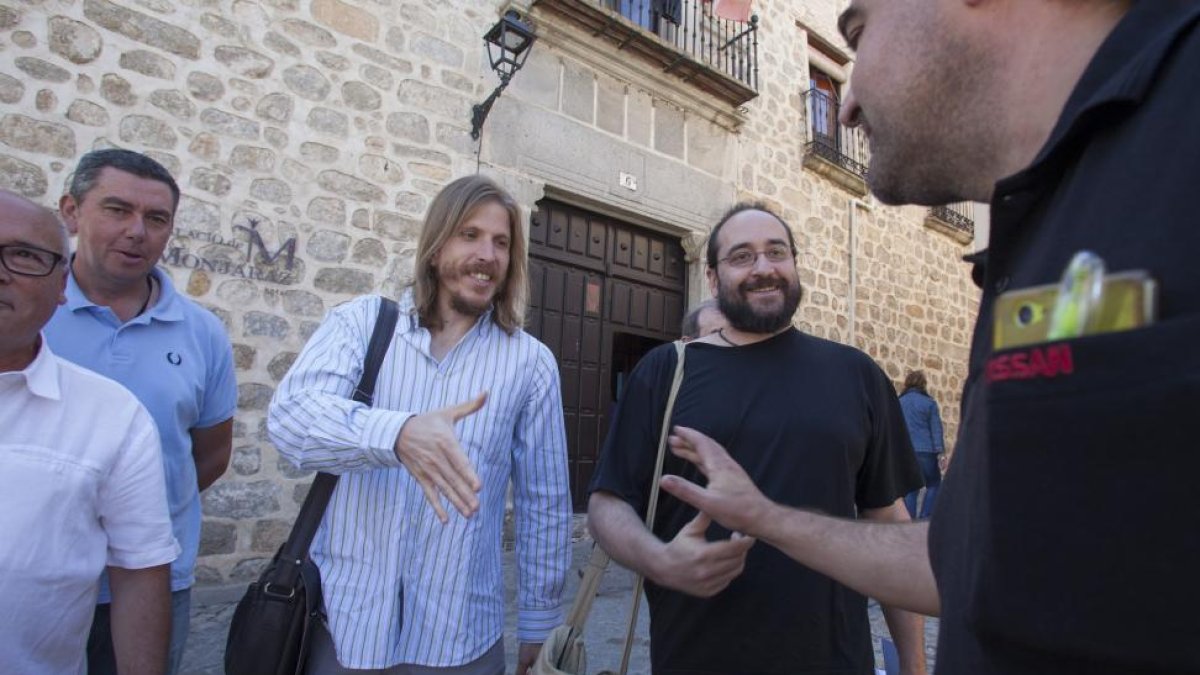 El Secretario General de Podemos Castilla y León, Pablo Fernández, visitó Ávila, donde ofreció una rueda de prensa y se reunió con la ejecutiva provincial del sindicato Comisiones Obreras (CCOO) y con el Comite de Empresa de 'Nissan'.-ICAL