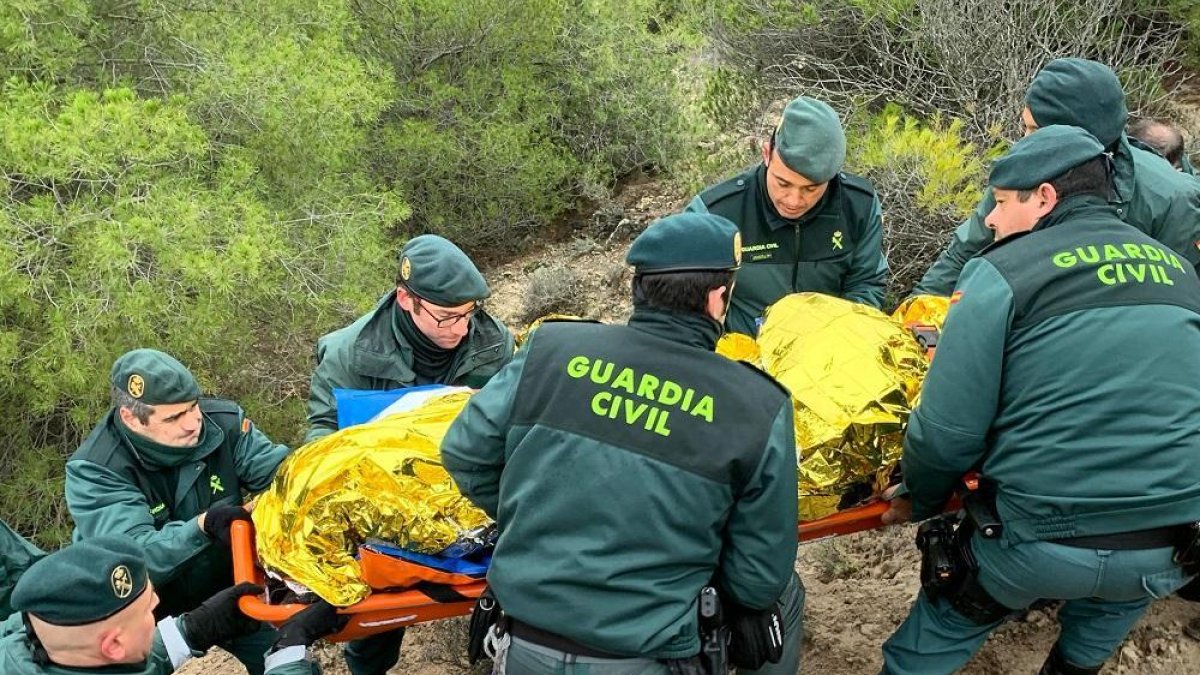 Rescate del hombre desaparecido desde el martes en Piñel de Abajo.-E. M.