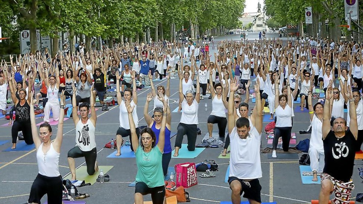 Un momento de la sesión de yoga colectiva en el Paseo Central del Campo Grande.-J.M. LOSTAU