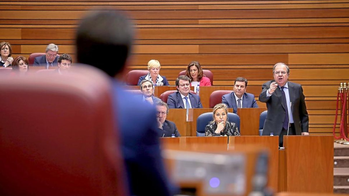 Herrera se dirige al líder de la oposición, Tudanca, en las Cortes.-ICAL