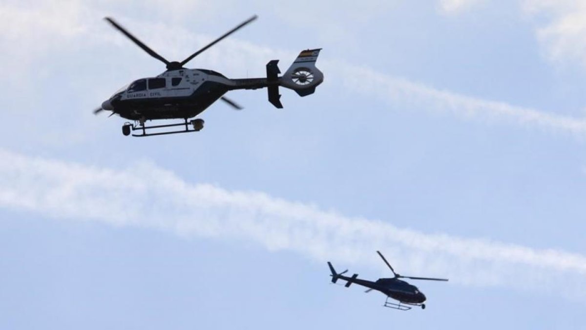 Dos helicópteros sobre el cielo de Barcelona, imagen casi en sesión continua desde el 17 de agosto.-FERRAN NADEU