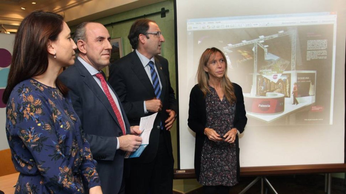 (I a D) La diputada del Área de Cultura, Ana Asenjo; el presidente de la Diputación, José María Hernández;el alcalde de Palencia, Alfonso Polanco y la concejal de Cultura, Carmen Fernández dan cuenta de la participación de la marca Palencia Turismo en la-Ical