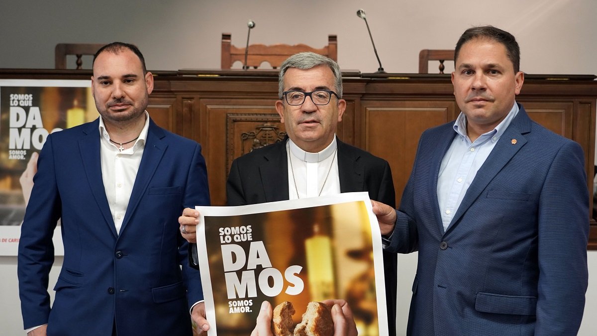 El obispo auxiliar de la Archidiócesis de Valladolid, Luis Argüello (C); el delegado episcopal de Cáritas Diocesana de Valladolid, José Colinas, y el director de la entidad, Guenther Eduardo Boelhoff (D), presentan la memoria de Cáritas de 2021.- ICAL