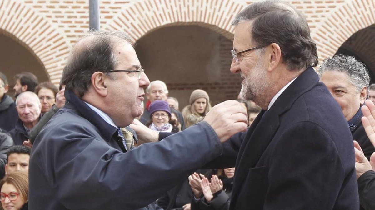 Herrera abraza a Rajoy a su llegada, ayer, a Olmedo.-J. M. Lostau