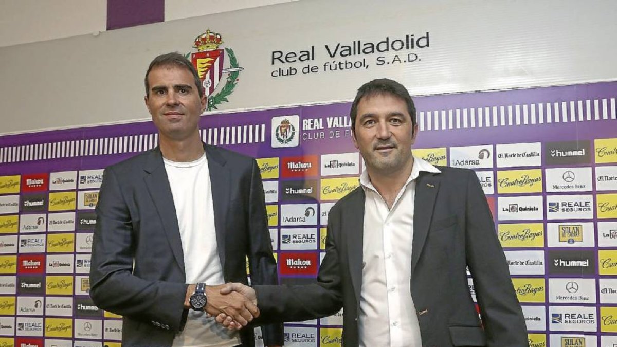 Gaizka Garitano y Braulio Vázquez, durante la presentación de aquél como entrenador blanquivioleta.-Balcaza