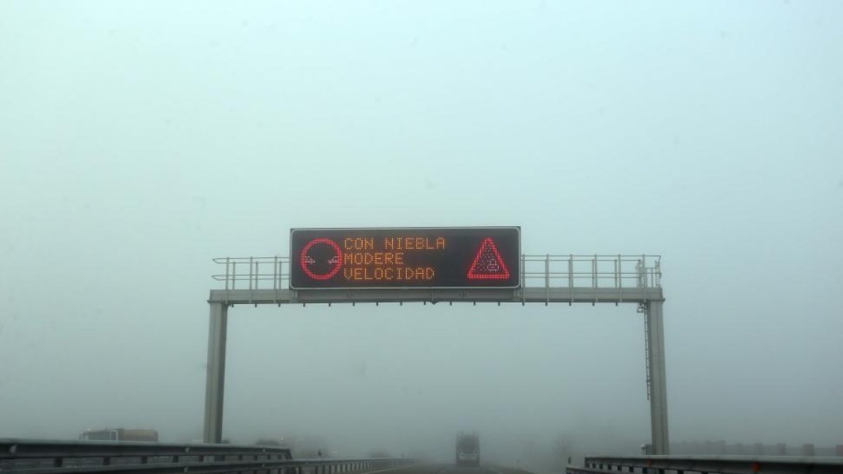 La niebla condiciona la circulación en 16 tramos de carretera de CyL-E. M.