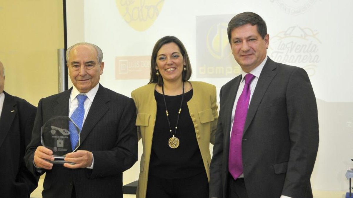 la consejera de Agricultura y Ganadería de la Junta, Milagros Marcos,hace entrega del primer premio a Jamones Dompal.-ICAL