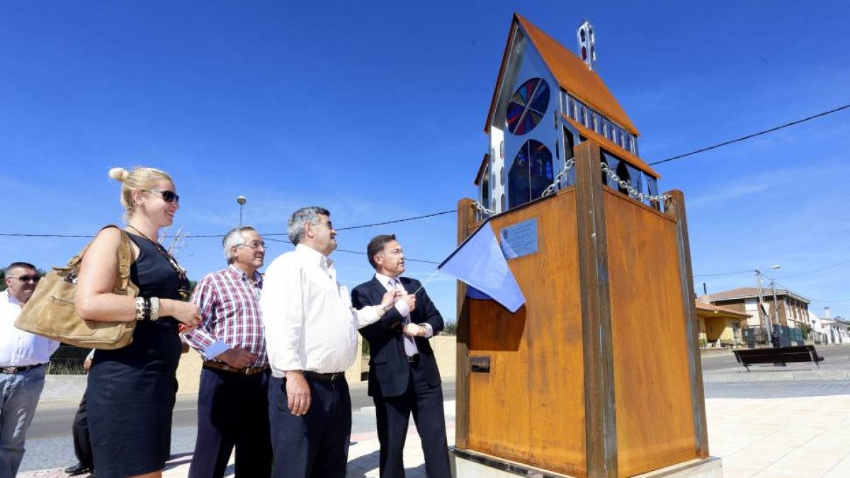 El presidente de la Diputación de León, Marcos Martínez, inaugura una escultura en la localidad leonesa de Carbajal de la Legua en homenaje a los peregrinos que realizan Camino de San Salvador. Junto a él, el alcalde del municipio, Ismael Lorenzana y la p-Ical