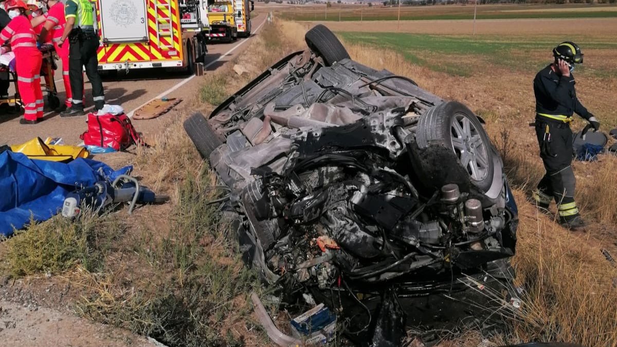 Estado en el que quedaba el coche del joven fallecido. BOMBEROS DIPUTACIÓN VALLADOLID