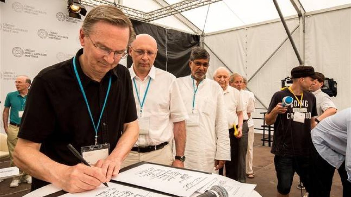 Ganadores del Nobel firman la Declaración de Mainau.-Foto: LINDAU NOBEL MEETING