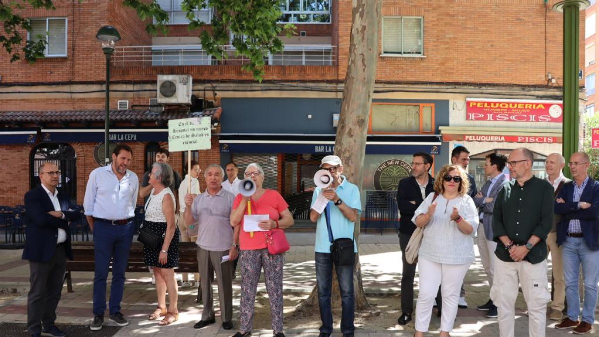Óscar Puente y diversos concejales del Grupo Municipal Socialista de Valladolid en la concentración convocada por la Asociación de Vecinos 'El Refugio' por el centro de salud de La Magdalena. -E.M.